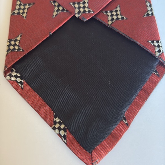 Hugo Boss Red Silk Tie with Houndstooth Design - Picture 5 of 10